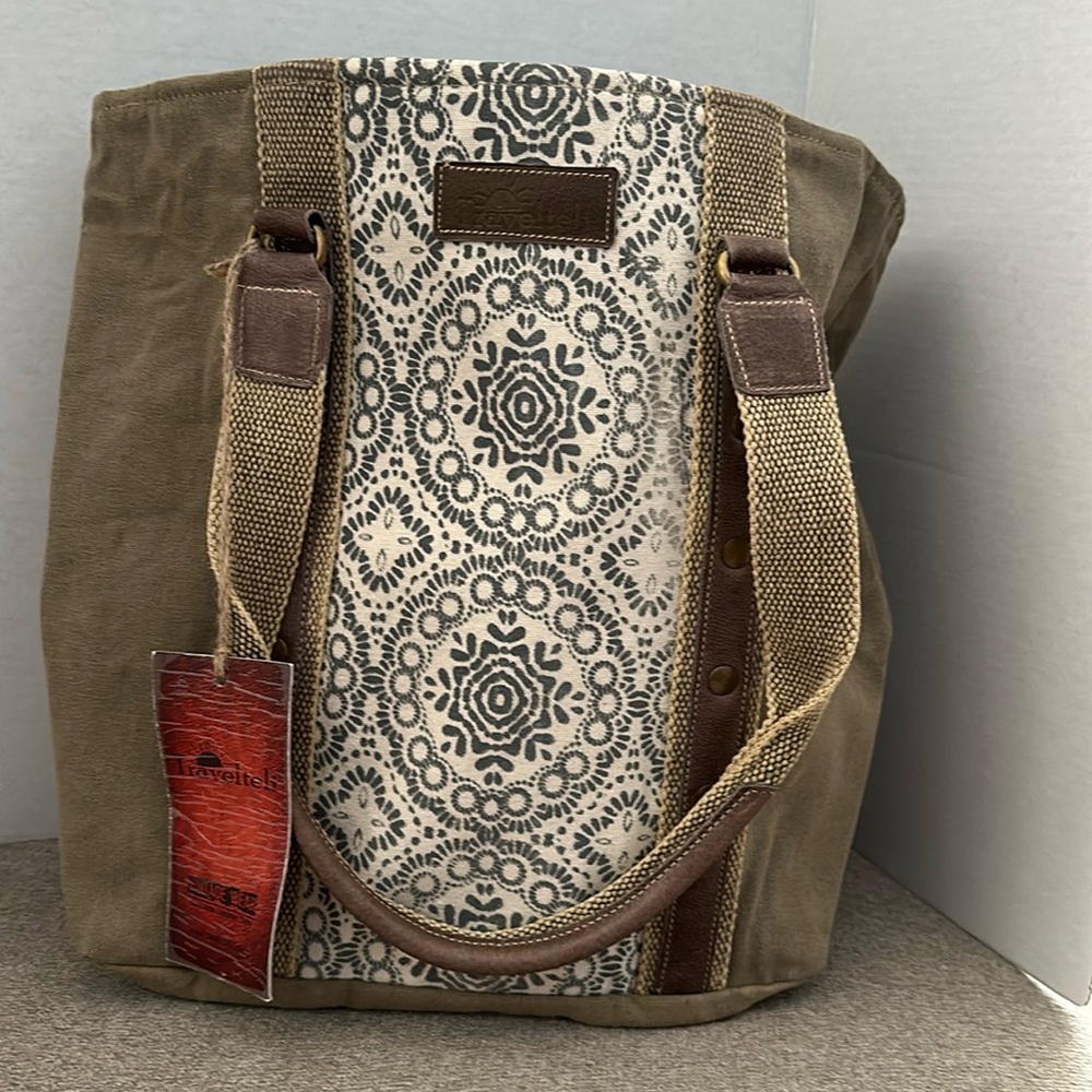 Canvas Travelteli shoulder bag. NWT. Vintage look. Zipper closure. Tan/print.